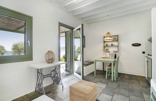 Gythio House | Vacation Home "2 Bedroom Apartment" near Beach with Private Terrace & Wi-Fi