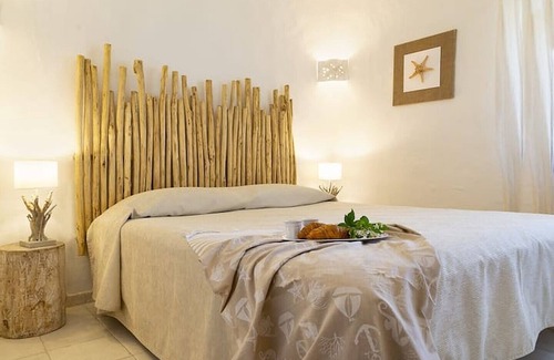 La Conia House | Vacation Home "Casa giardino e spiaggia a piedi" near the Beach with Garden & Terrace