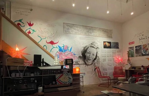 Quartier de France House | Vacation Home "Immeuble Vichy Avec Jardin" with Private Terrace, Private Garden & Wi-Fi