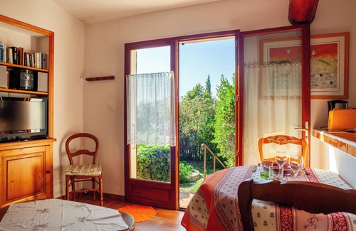 Ceyreste House | Vacation Home "Les Oiseaux" with Mountain View, Private Garden & Wi-Fi