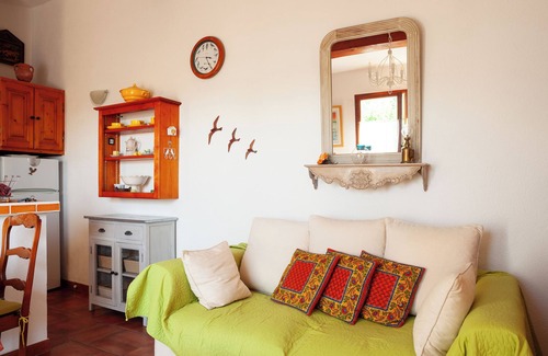 Ceyreste House | Vacation Home "Les Oiseaux" with Mountain View, Private Garden & Wi-Fi