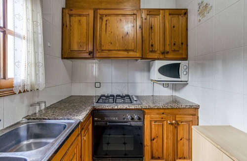 L'Escala House | Vacation Home "Villa La Flor" with Shared Pool & Wi-Fi