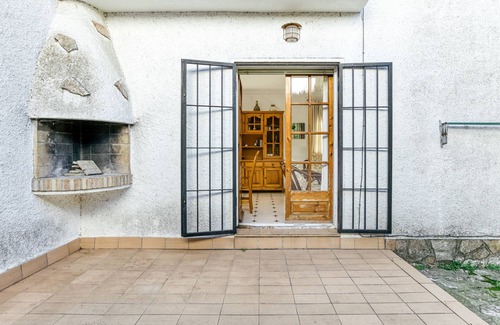 L'Escala House | Vacation Home "Villa La Flor" with Shared Pool & Wi-Fi