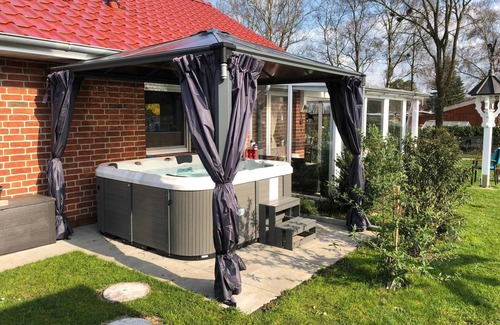 Conneforde House | Vacation home with sauna, garden & whirlpool by the lake