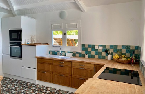 Grande-Terre Villa | Vacation house in front of the sea - access to the sea from the garden gate