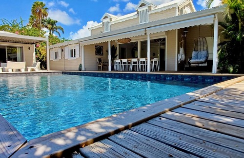Grande-Terre Villa | Vacation house in front of the sea - access to the sea from the garden gate