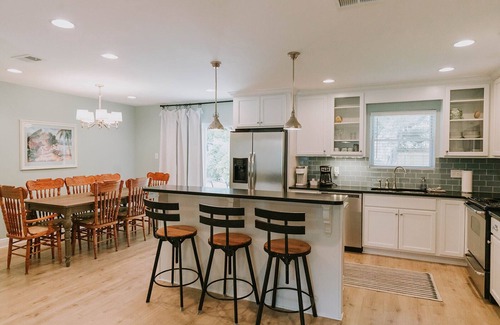 Ocean Springs House | Vacation on Vista close to beach & downtown Ocean Springs! Includes golf cart!