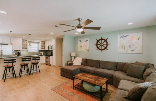 Ocean Springs House | Vacation on Vista close to beach & downtown Ocean Springs! Includes golf cart!