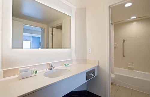Florida Center Hotel | Vacation Starts Here! 2 Amazing Rooms, On-site Pool, Shuttle Service, Parking