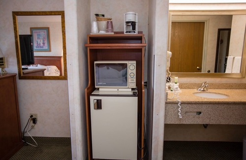 Green Valley Hotel | Vagabond Inn Executive - Green Valley