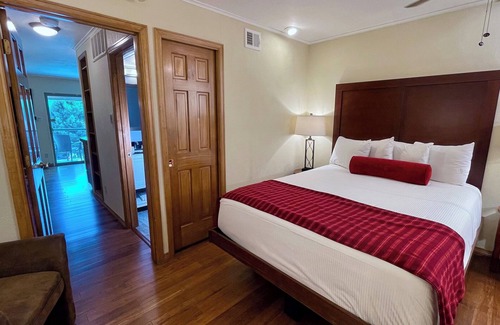 Avon Hotel | Vail and Beaver Creek Epic Pass skiers! 1 Br + murphy bed sleeps 4 hotel Avon CO