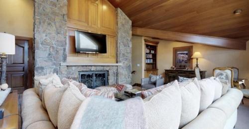 Vail Apartment | Vail Village 5 Bedroom With Private Hot Tub - Plaza Lodge