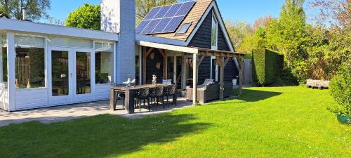 Bruinisse House | Vakantiehuis met sauna, omheinde tuin & nabij strand VP087