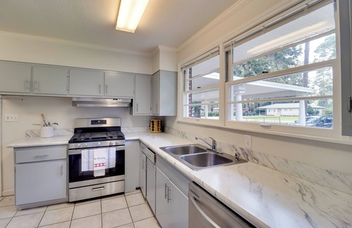 Valdosta House | Valdosta Home: Bar, BBQ, Fire Pit + More!