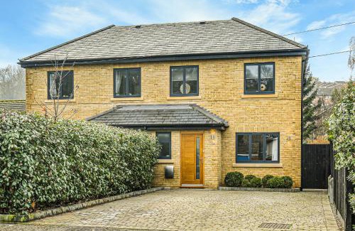 London Borough of Bromley Apartment | Valley house