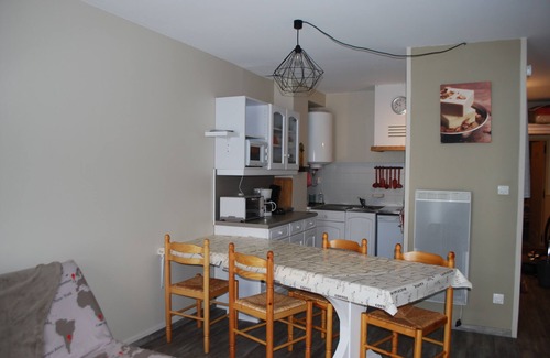 Cadeilhan-Trachere Apartment | Valley view apartment