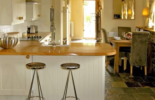Ross-on-Wye Cottage | VALLEY VIEW, luxury holiday cottage, with open fire in Howle Hill