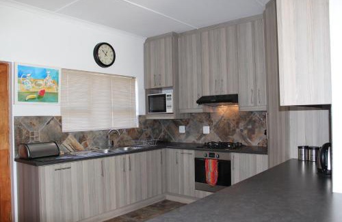 Oudtshoorn House | van Biljon Cottage No Loadshedding