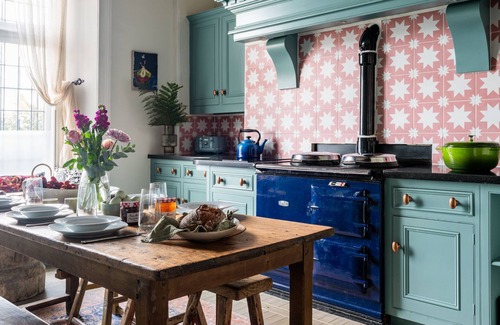 Torquay City Centre Cottage | Vane Tower - a house that sleeps 10 guests in 5 bedrooms