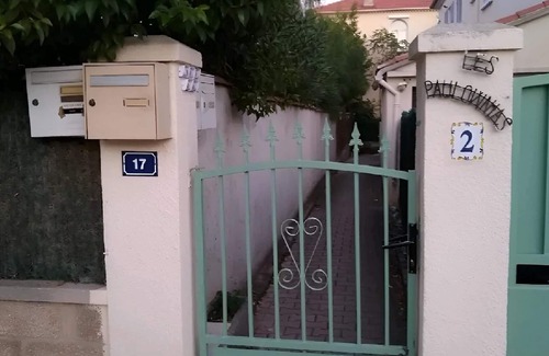 Les Sablettes Condo | Var, Les Sablettes, Atypical apartment, almost in the water