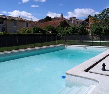Caromb Villa | Vaste villa , piscine , garage pour vélos et motos , grand parking