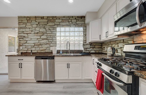 Chinatown House | Vegas BACH PAD, family vacay, Raiders, Golden Knight ~Pool, Many beds~NEAR STRIP