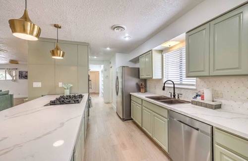 Royal Crest Rancheros Villa | Vegas Mansion: Pool, Spa, Sauna, Theatre, By STRIP