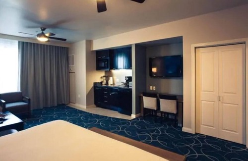 Las Vegas Resort | Vegas Studio - Pools, Hot Tubs, and Shuttle to the Strip!