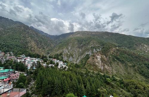Bhagsu Nag Hotel | Vella Marina Group Pine view -Free Parking-cricket stadium 5 km-Mcleodganj 8 km- Bhagsunag