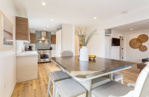 Santa Ana Heights House | Velvet Sand Buyout by AvantStay | Steps to Newport Beach | Sleeps 22