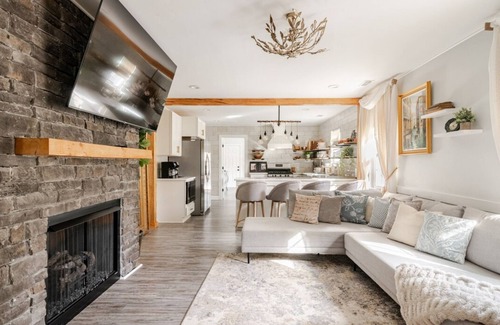 Charlotte House | Venetian: Sauna, Hot Tub, Cold Plunge. Walk to Pickleball, Noda, Downtown, Plaza