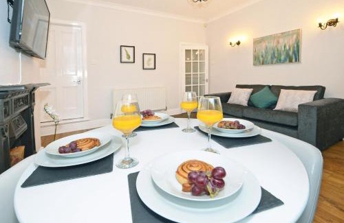 Stoke-on-Trent House | Venture House by YourStays
