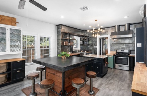 Belton Cottage | Venue 1925 - In The Heart Of Belton, Texas.