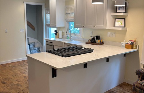Decorah House | Veranda House Decorah - King Bed, Sauna, sleeps 6