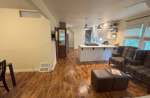 Decorah House | Veranda House Decorah - King Bed, Sauna, sleeps 6
