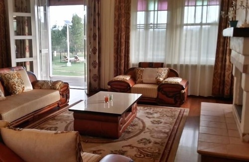 Pokolbin House | Verona House - 7 bedroom - Enormous 7 bdrm, 7 bthrm house with fabulous pool in the heart of Pokolbin!