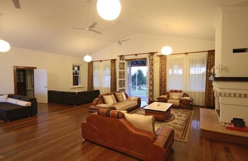 Pokolbin House | Verona House - 7 bedroom - Enormous 7 bdrm, 7 bthrm house with fabulous pool in the heart of Pokolbin!