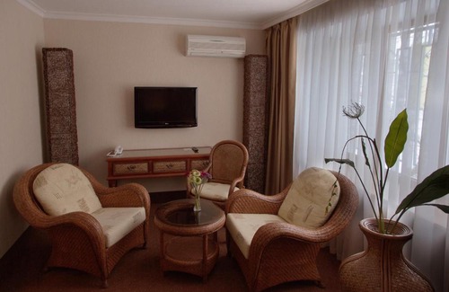 Komendantskyi Airfield Hotel | Veronika Hotel