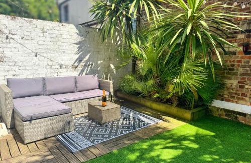 Bournemouth City Centre Apartment | Verulam Palms - Private Garden & Parking