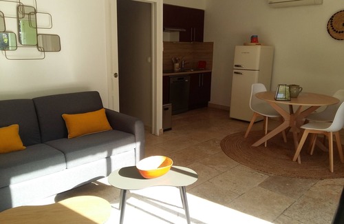 Beaucaire Cottage | Very close to ARLES, cottage in farmhouse with pool, between Camargue and Gard