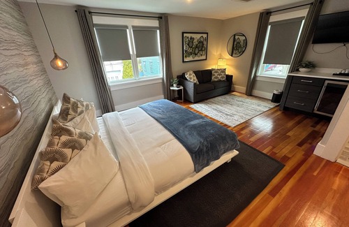 Historic Hill Hotel | Very cool 1 Bed/1 Bath/(Sleeps 4) Dog friendly with parking on Historic Pelham St.