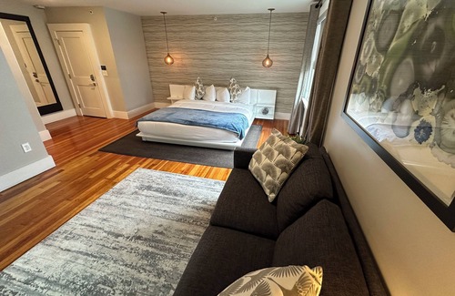 Historic Hill Hotel | Very cool 1 Bed/1 Bath/(Sleeps 4) Dog friendly with parking on Historic Pelham St.