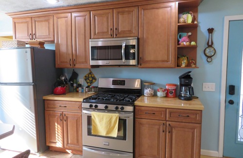Springfield House | Very Cozy and Secluded. Completely remodeled beautiful back apartment