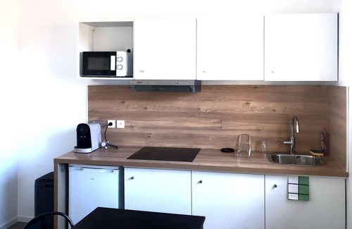 Libourne Apartment | Very functional apartment + secure parking included