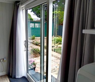 Derby House | Very modern 2-BEDROOMS garden apartment, SLEEP up to 4, Only 1 booking at time, Private entrance, FREE PARKING, Super Fast Wi-Fi, Netflix, Kitchenette, Heating, Air-Con, smoking area
