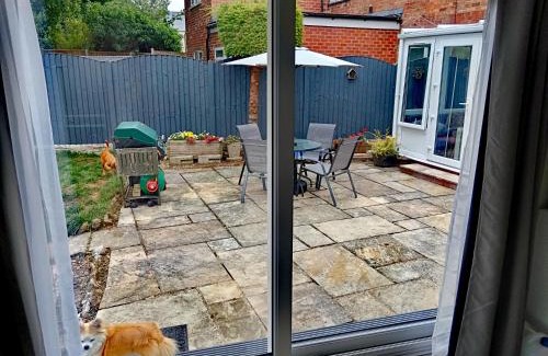 Derby House | Very modern 2-BEDROOMS garden apartment, SLEEP up to 4, Only 1 booking at time, Private entrance, FREE PARKING, Super Fast Wi-Fi, Netflix, Kitchenette, Heating, Air-Con, smoking area
