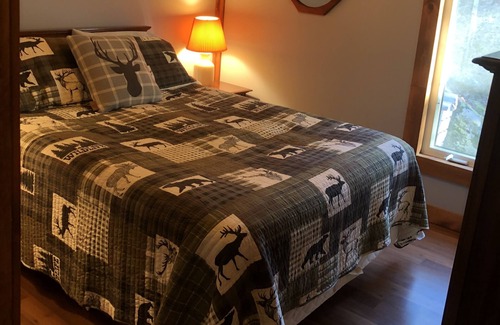 Catchacoma Cottage | Very Private Executive cottage w Spectacular Sunsets on Waterfront