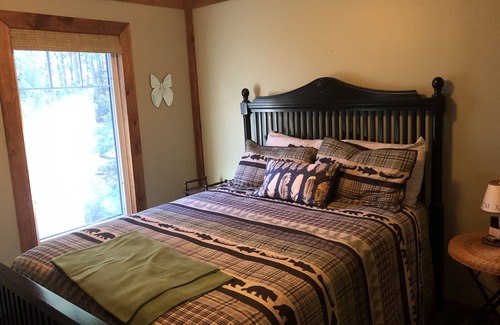 Catchacoma Cottage | Very Private Executive cottage w Spectacular Sunsets on Waterfront
