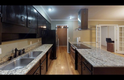 Summerville House | Very Spacious 3 Bedroom/3 bath townhome- 2000 sq ft.