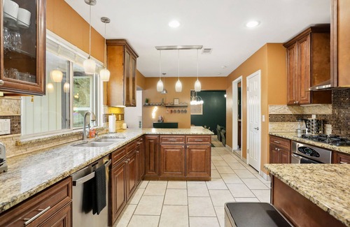 Whispering Oaks House | Very Spacious 5-bed w/Pool, Hot Tub, Mini Golf, Game Room, Playground and More!